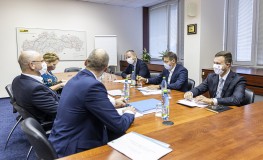 Minister hospodárstva Richard Sulík s tímom rokuje s tímom predsedu ÚRSO Andreja Jurisa.