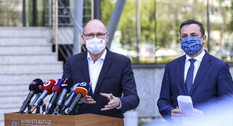 Richard Sulík s Jánom Rudolfom na brífingu 